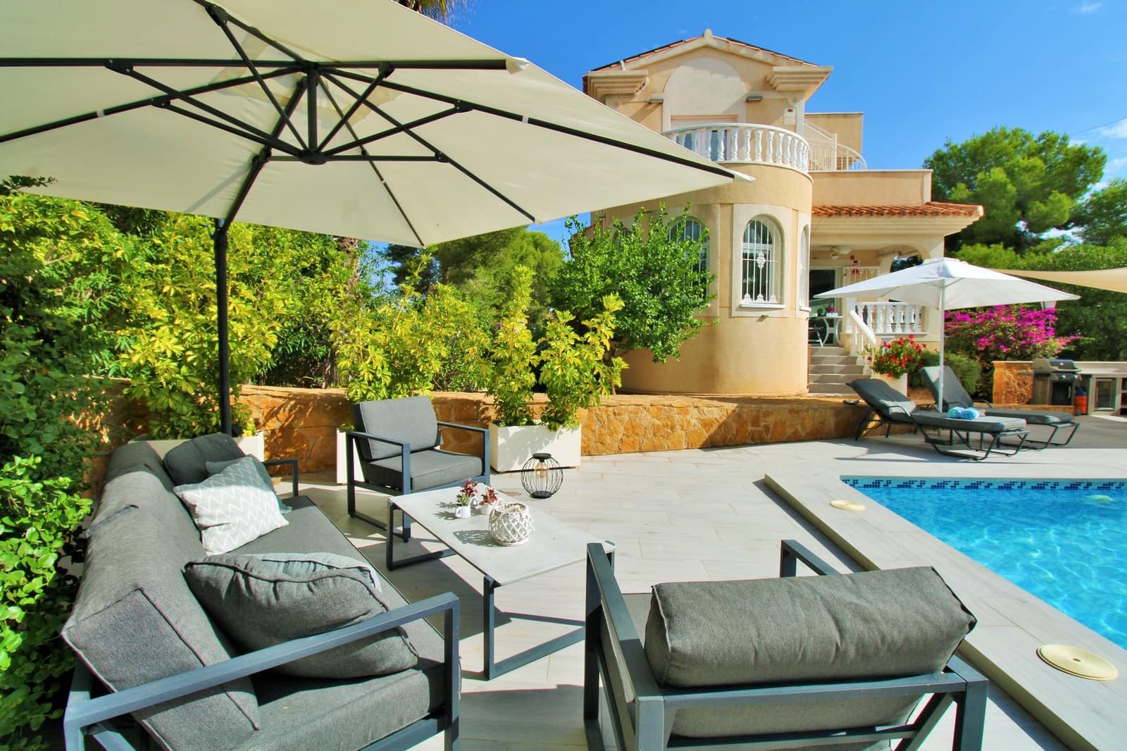 3 bedroom Villa for sale in Villamartin with pool garage - € 599,000 (Ref: 10160955)