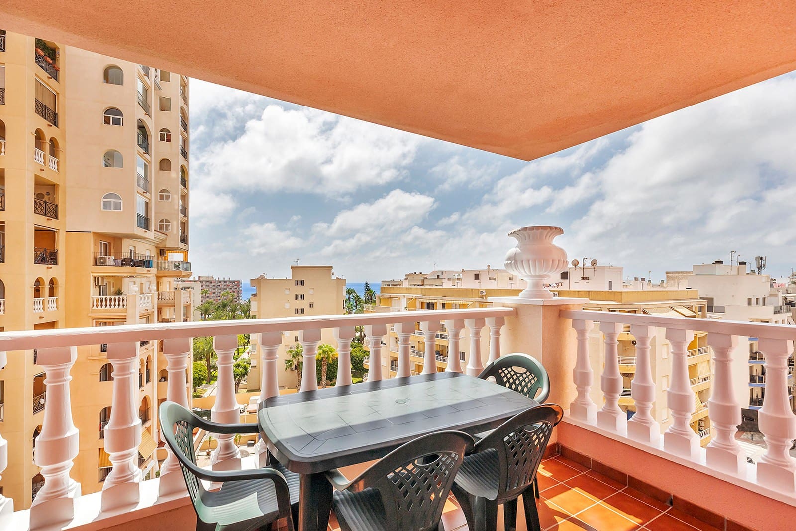 Apartamento Playa de 2 habitaciones en Torrevieja en venta con piscina garaje - 269.500 € (Ref: 10160972)