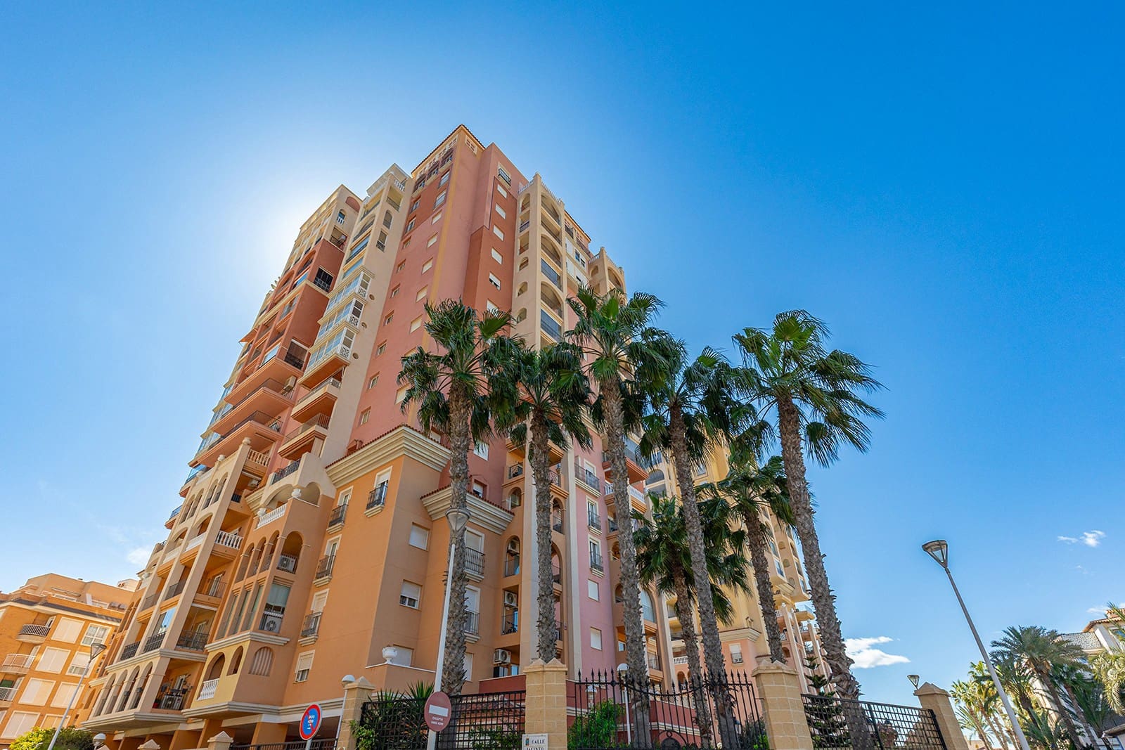 Apartamento Playa de 2 habitaciones en Torrevieja en venta con piscina garaje - 269.500 € (Ref: 10160972)