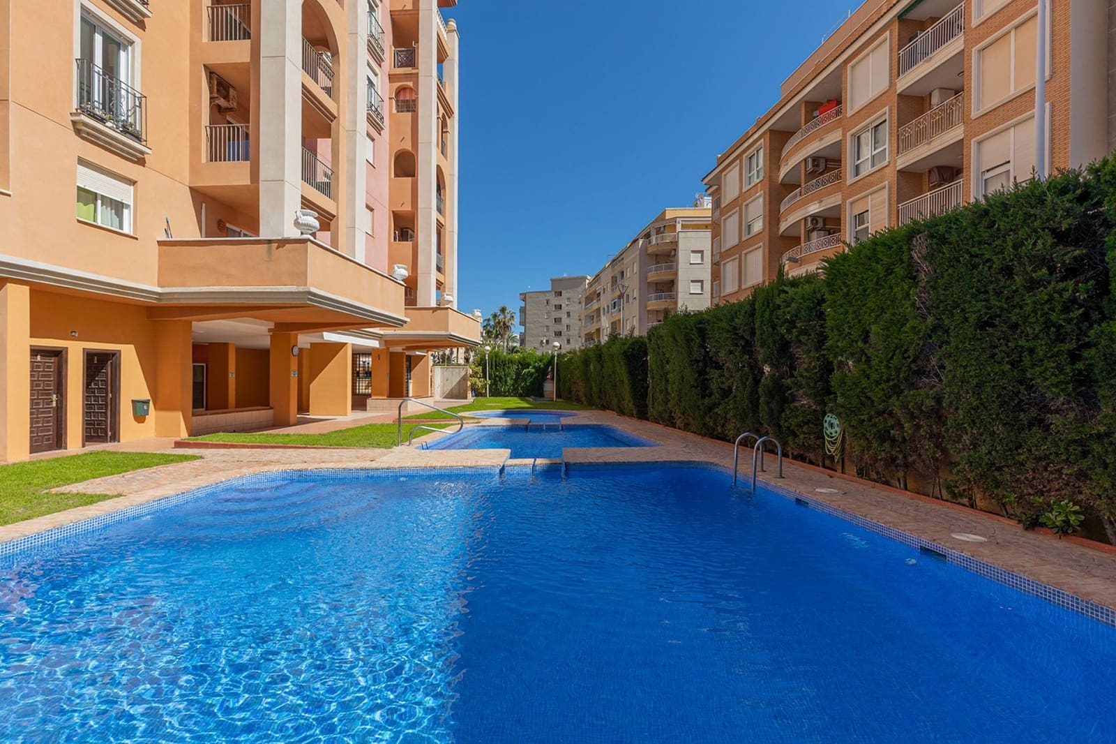 Apartamento Playa de 2 habitaciones en Torrevieja en venta con piscina garaje - 269.500 € (Ref: 10162601)