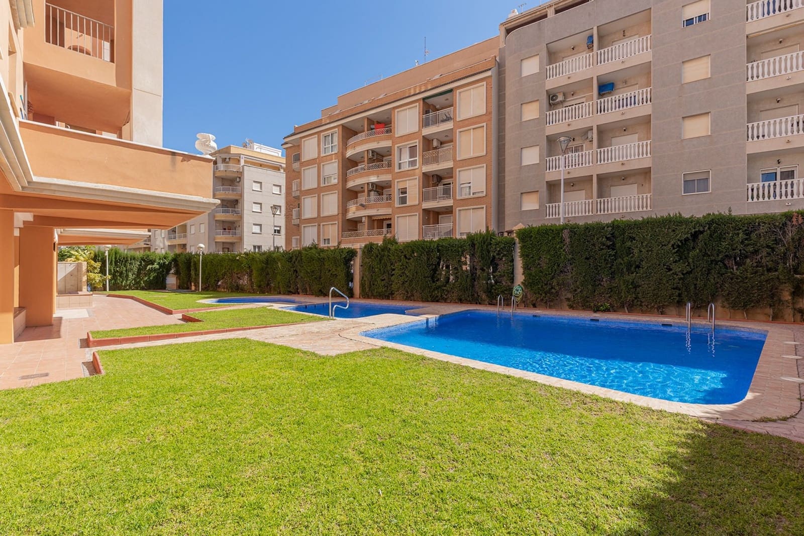 Apartamento Playa de 2 habitaciones en Torrevieja en venta con piscina garaje - 269.500 € (Ref: 10162601)