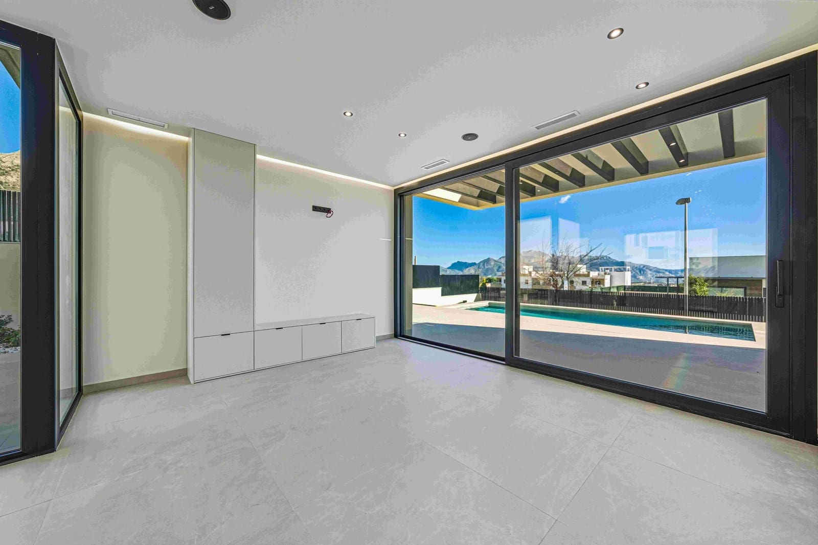 4 sypialnia Willa na sprzedaż w Polop z basenem garażem - 970 000 € (Ref: 10173190)