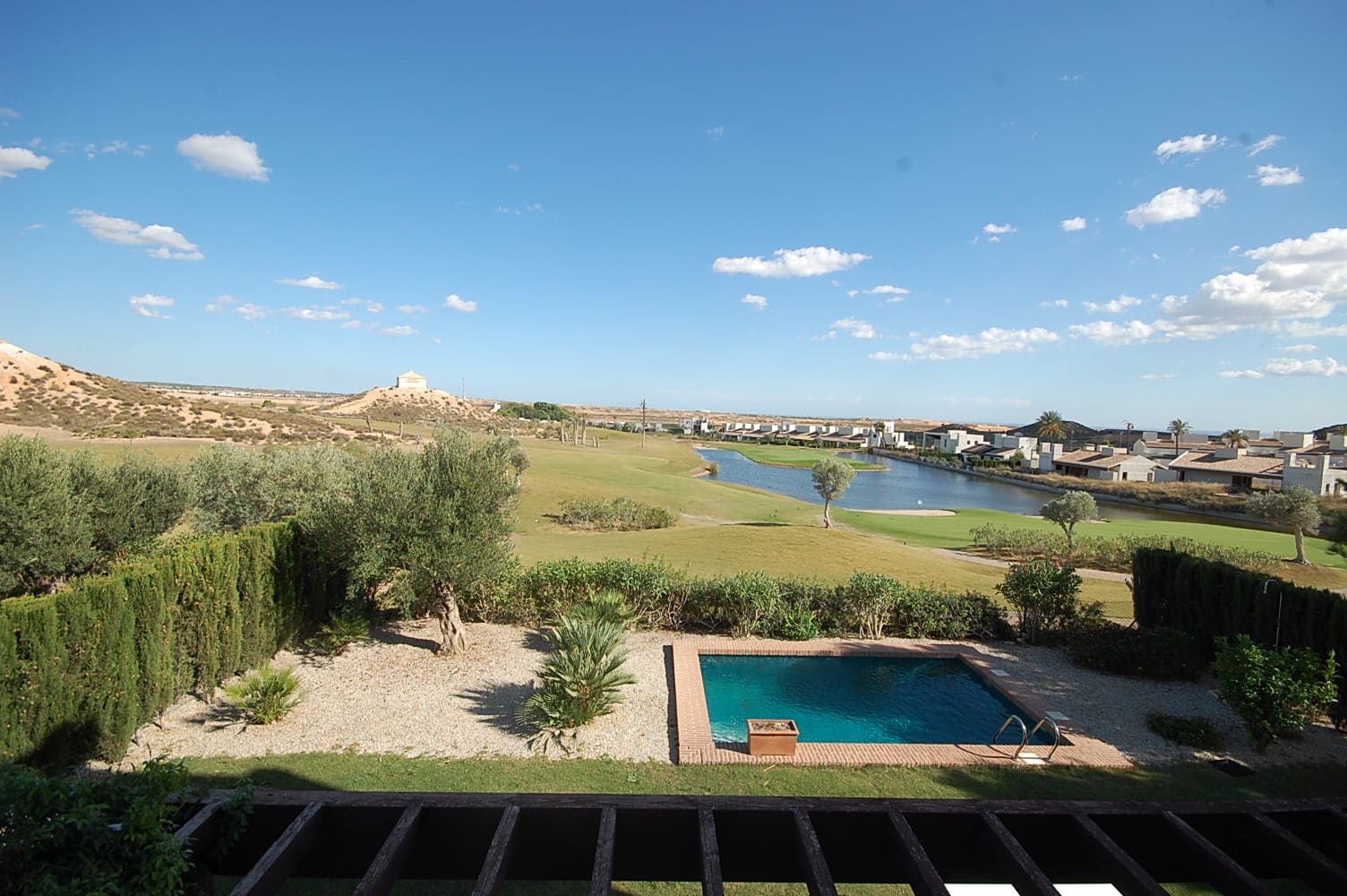 4 soveværelse Villa til salg i La Peraleja Golf Resort med swimmingpool garage - € 375.000 (Ref: 10173198)