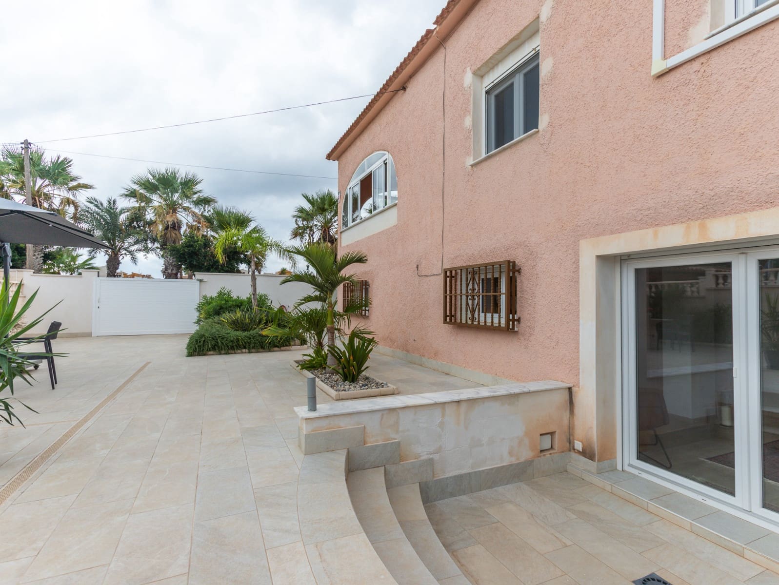 3 soveværelse Villa til salg i Punta Prima med swimmingpool - € 680.000 (Ref: 10182741)