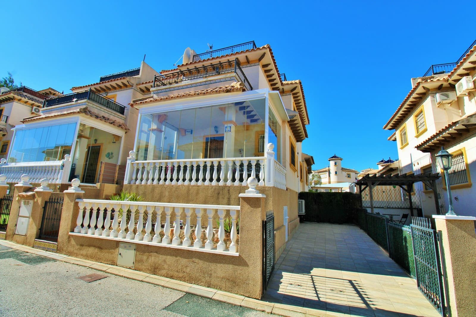 Casa de 3 habitaciones en Villamartin en venta con piscina garaje - 219.995 € (Ref: 10182748)