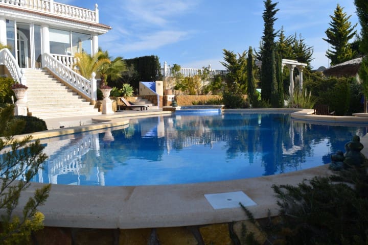 5 Zimmer Villa zu verkaufen in Ciudad Quesada mit Pool Garage - 890.000 € (Ref: 6955347)