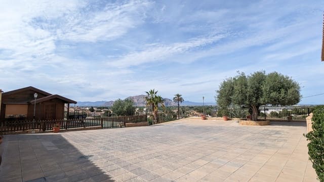 4 bedroom Villa for sale in Bigastro with pool garage - € 499,900 (Ref: 7547119)