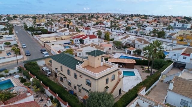 6 sypialnia Willa na sprzedaż w El Chaparral, Torrevieja z basenem garażem - 750 000 € (Ref: 7878832)