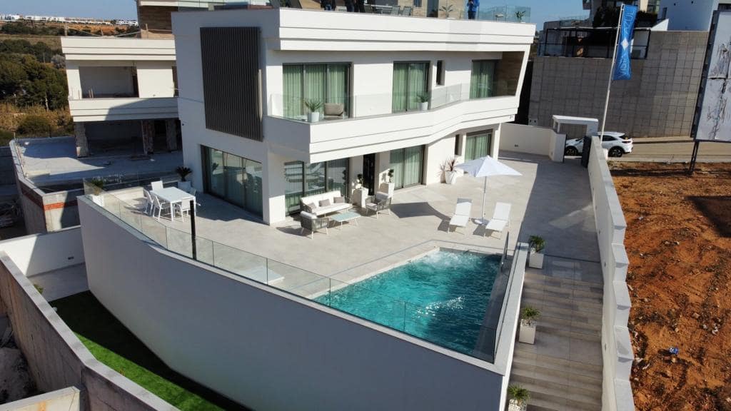 4 makuuhuone Huvila myytävänä paikassa Campoamor mukana uima-altaan - 1 480 000 € (Ref: 7996583)