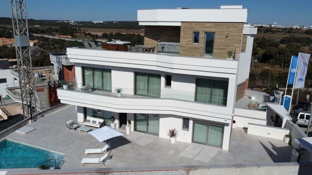 Chalet de 4 habitaciones en Campoamor, Orihuela en venta con piscina - 1.480.000 € (Ref: 7996583)