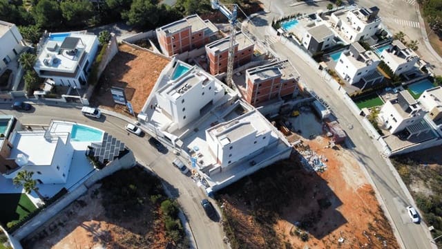 Chalet de 4 habitaciones en Campoamor, Orihuela en venta con piscina - 1.480.000 € (Ref: 7996583)