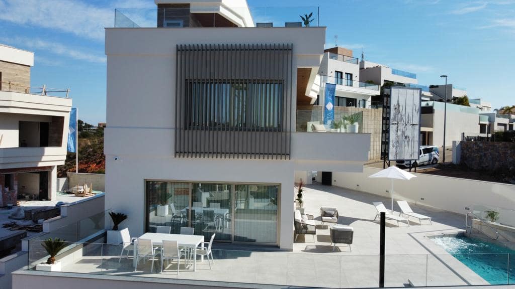 4 makuuhuone Huvila myytävänä paikassa Campoamor mukana uima-altaan - 1 480 000 € (Ref: 7996583)