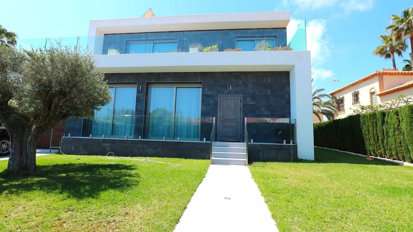 3 soveværelse Villa til salg i Torrevieja med swimmingpool - € 709.000 (Ref: 8119382)