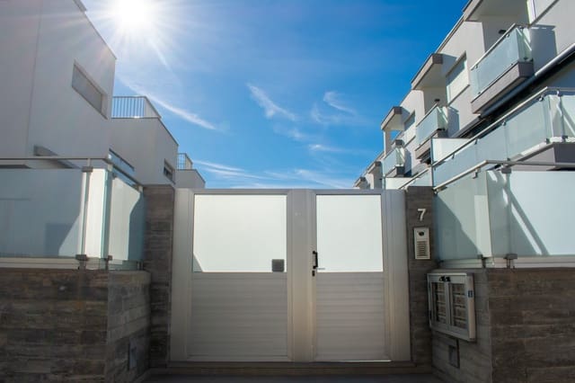 4 soveværelse Byhus til salg i Guardamar Playa, Guardamar del Segura med swimmingpool - € 550.000 (Ref: 8533727)