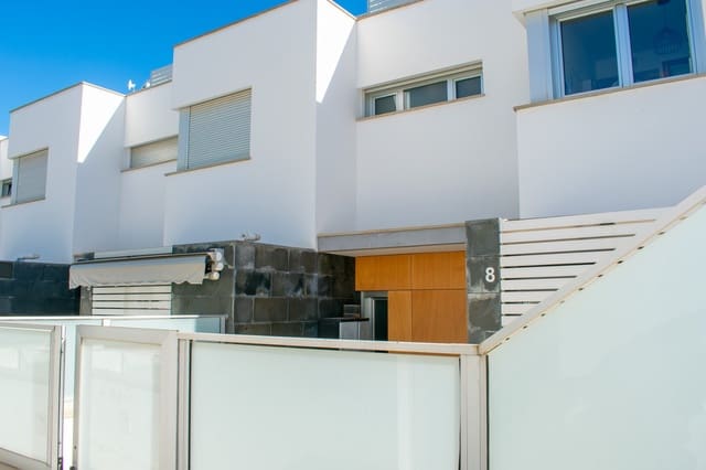 4 soveværelse Byhus til salg i Guardamar Playa, Guardamar del Segura med swimmingpool - € 550.000 (Ref: 8533727)