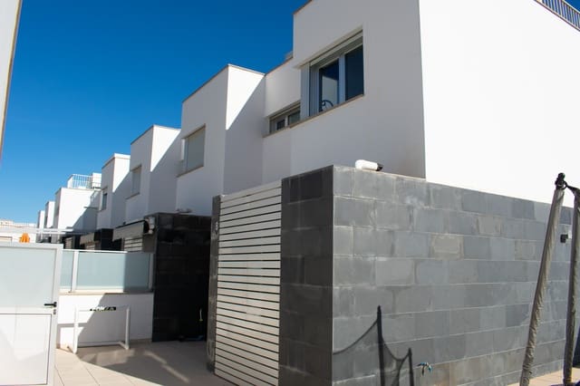 4 soveværelse Byhus til salg i Guardamar Playa, Guardamar del Segura med swimmingpool - € 550.000 (Ref: 8533727)