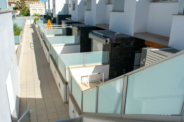 4 soveværelse Byhus til salg i Guardamar Playa, Guardamar del Segura med swimmingpool - € 550.000 (Ref: 8533727)