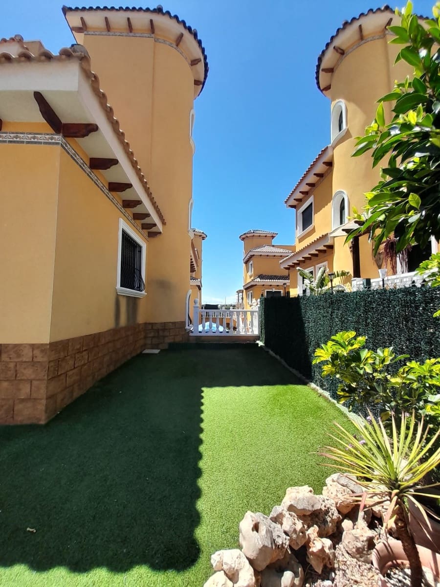 3 makuuhuone Huvila myytävänä paikassa Ciudad Quesada mukana uima-altaan - 295 000 € (Ref: 8635311)