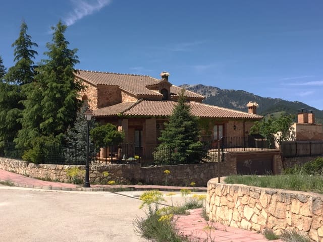 4 bedroom Villa for sale in Riópar with garage - € 510,000 (Ref: 8885871)