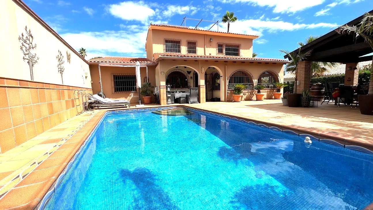 5 soveværelse Villa til salg i La Nucia med swimmingpool - € 899.000 (Ref: 8917984)