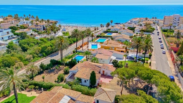 Chalet de 4 habitaciones en Playa Flamenca, Orihuela en venta con garaje - 995.000 € (Ref: 9016822)