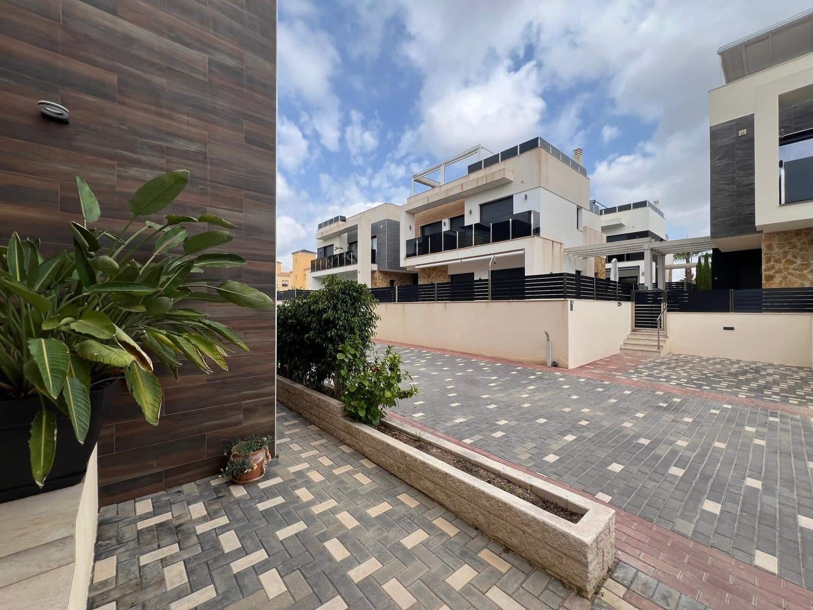 3 bedroom Villa for sale in Orihuela Costa with pool garage - € 499,000 (Ref: 9058366)