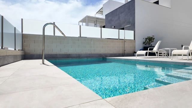 Chalet de 3 habitaciones en Los Balcones en venta con piscina garaje - 670.000 € (Ref: 9124849)