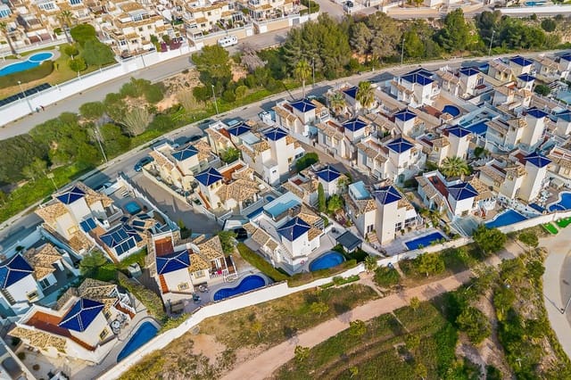 Chalet de 4 habitaciones en Playa Flamenca, Orihuela en venta con piscina - 399.000 € (Ref: 9285573)