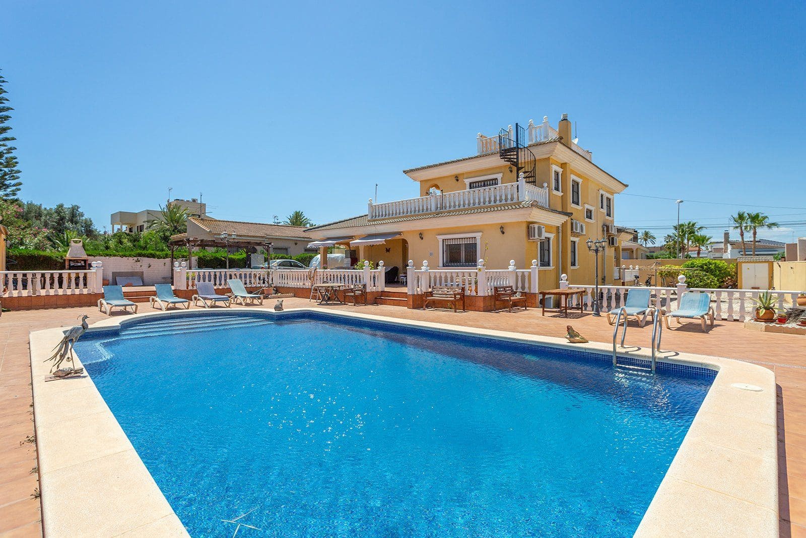 6 bedroom Villa for sale in Los Balcones with pool garage - € 610,000 (Ref: 9395794)