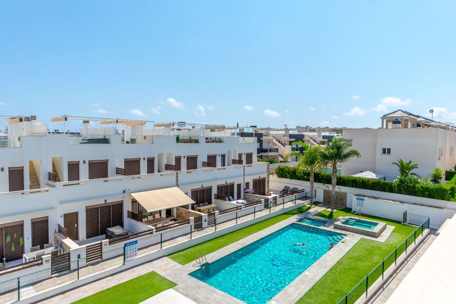 3 soveværelse Byhus til salg i Torrevieja med swimmingpool - € 315.000 (Ref: 9422112)