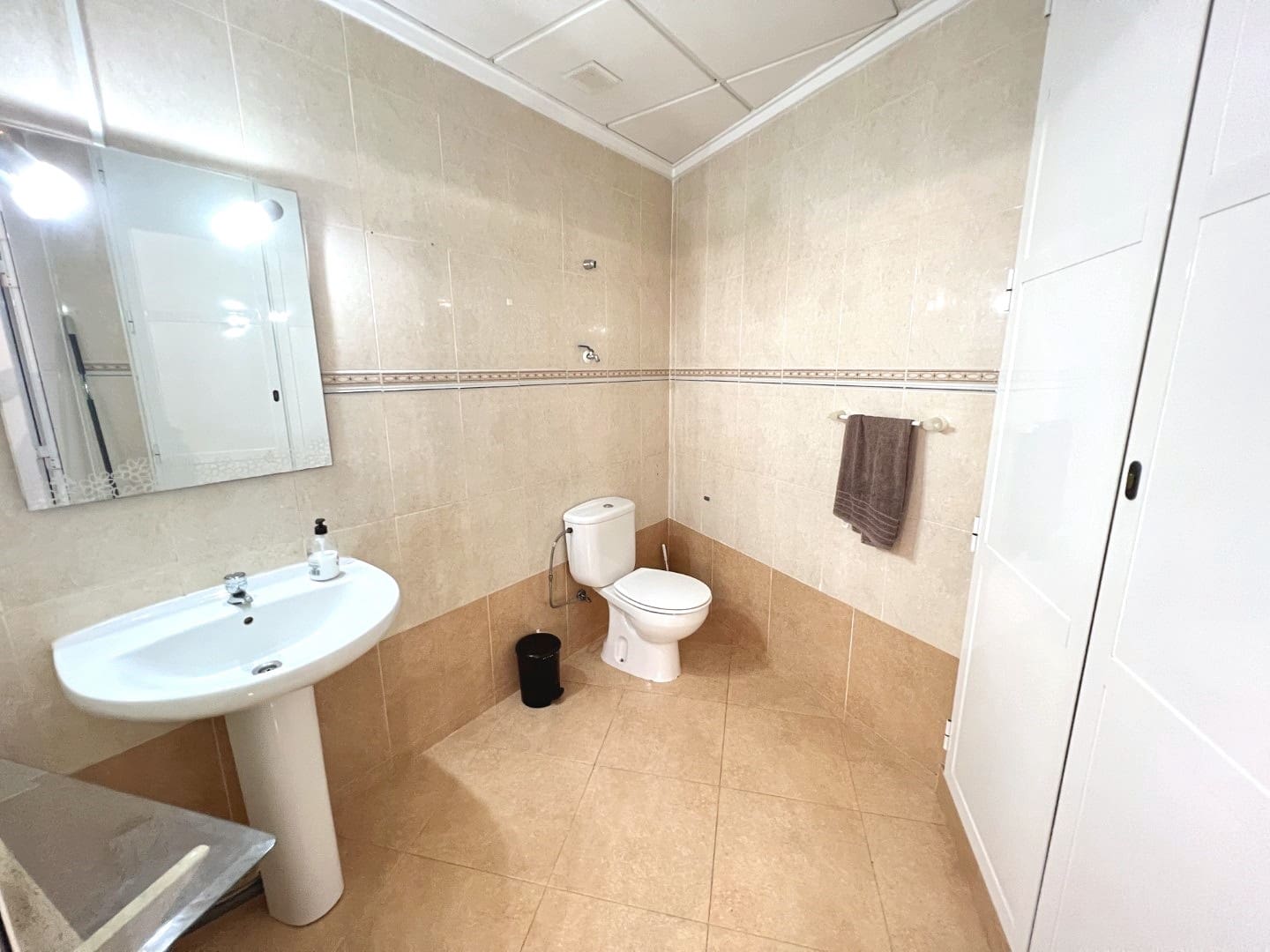 Commercial for sale in Guardamar del Segura - € 99,000 (Ref: 9462960)