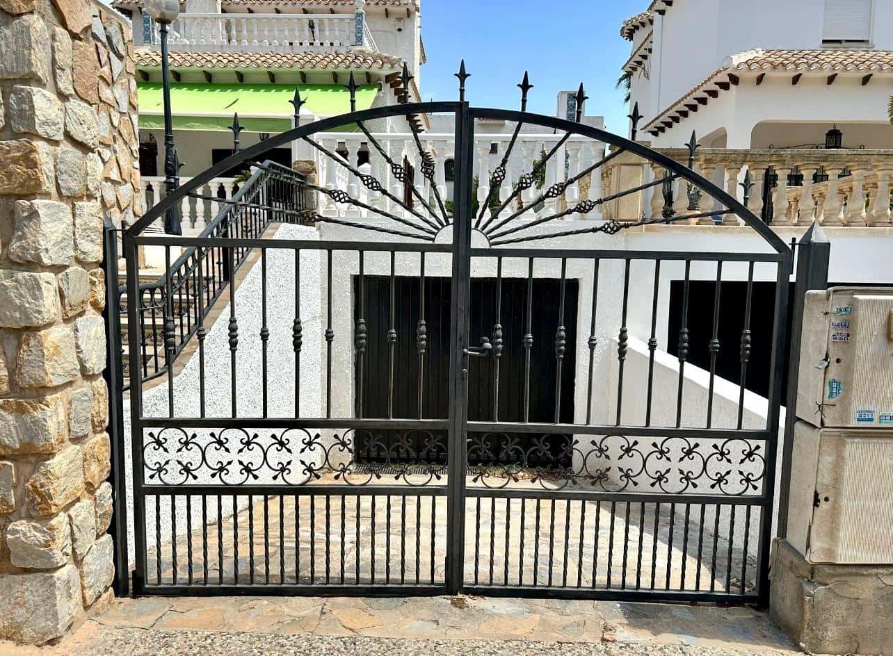 4 bedroom Villa for sale in La Zenia with pool - € 585,000 (Ref: 9462974)