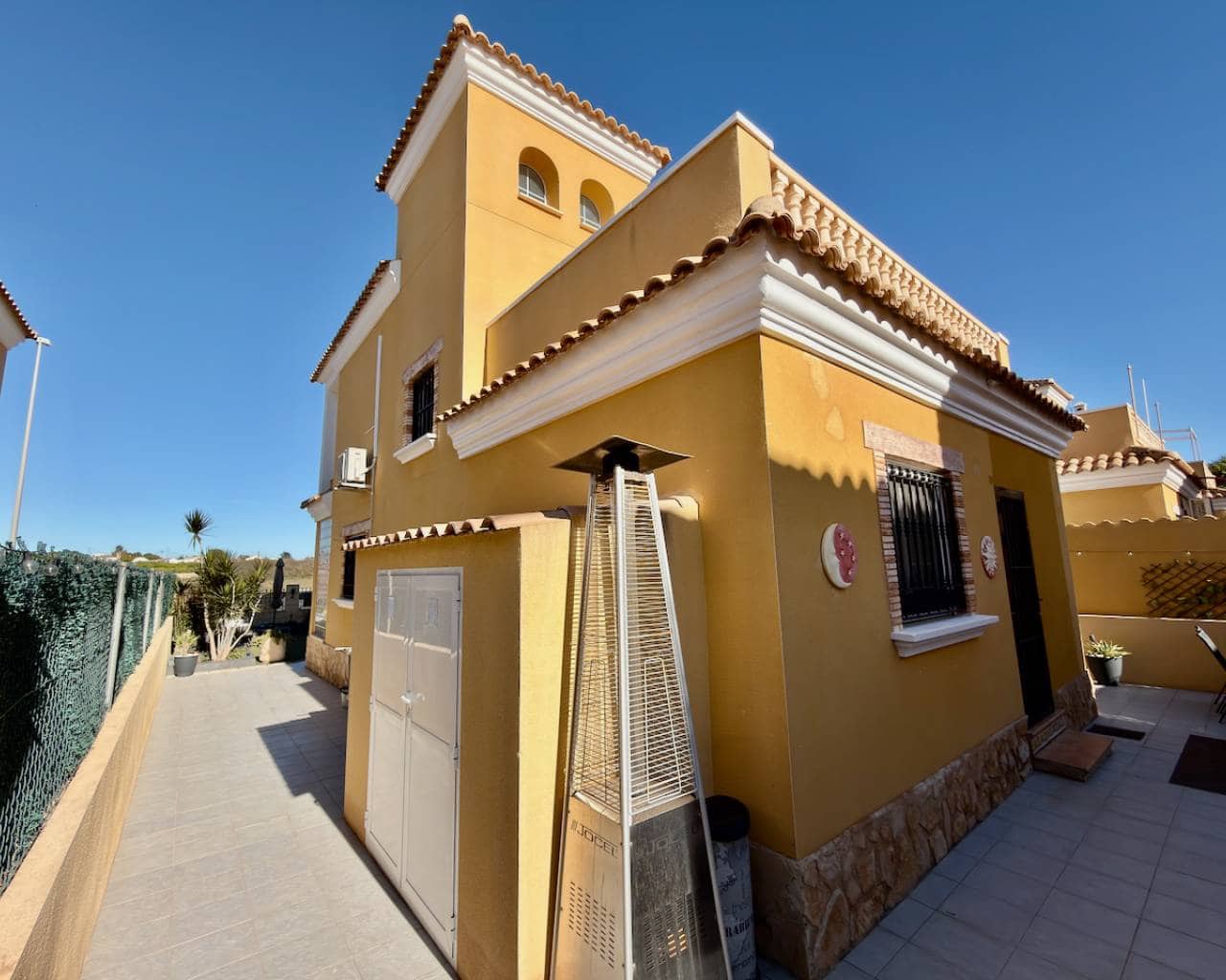 3 bedroom Villa for sale in El Raso with garage - € 325,000 (Ref: 9463701)