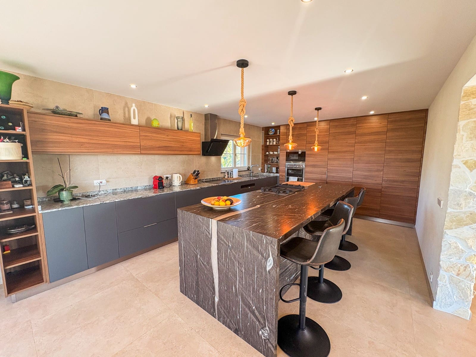 6 bedroom Villa for sale in Las Bayas with pool garage - € 825,000 (Ref: 9463714)