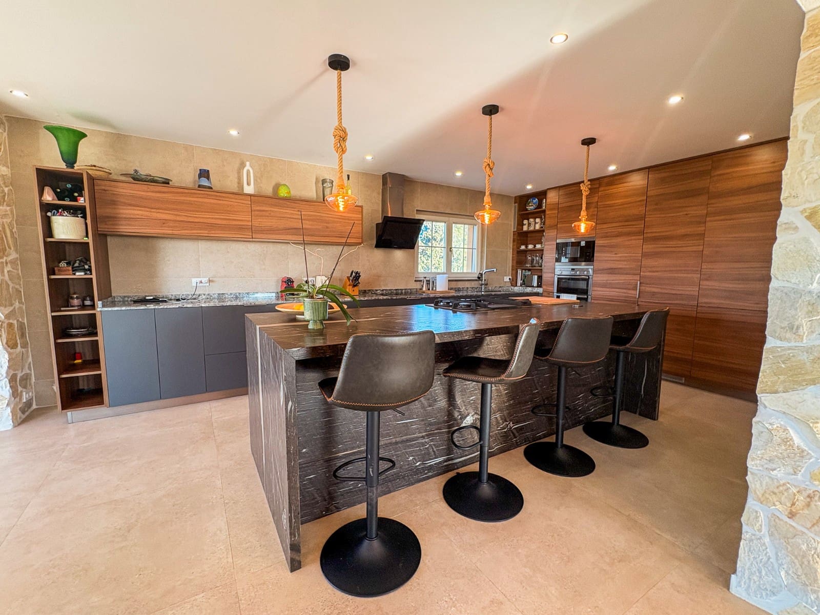 6 bedroom Villa for sale in Las Bayas with pool garage - € 825,000 (Ref: 9463714)