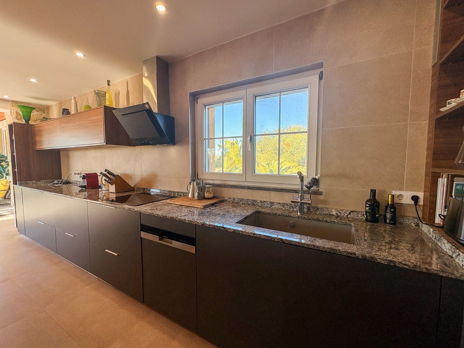 6 bedroom Villa for sale in Las Bayas with pool garage - € 825,000 (Ref: 9463714)