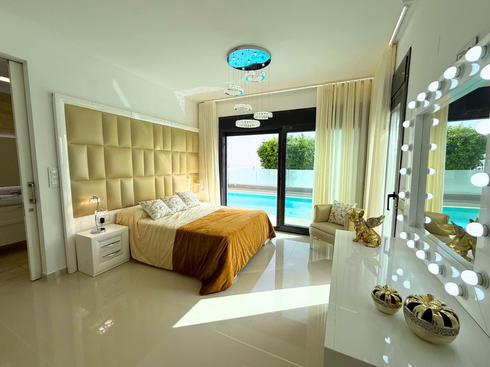 Chalet de 5 habitaciones en San Miguel de Salinas en venta con piscina garaje - 849.000 € (Ref: 9463719)