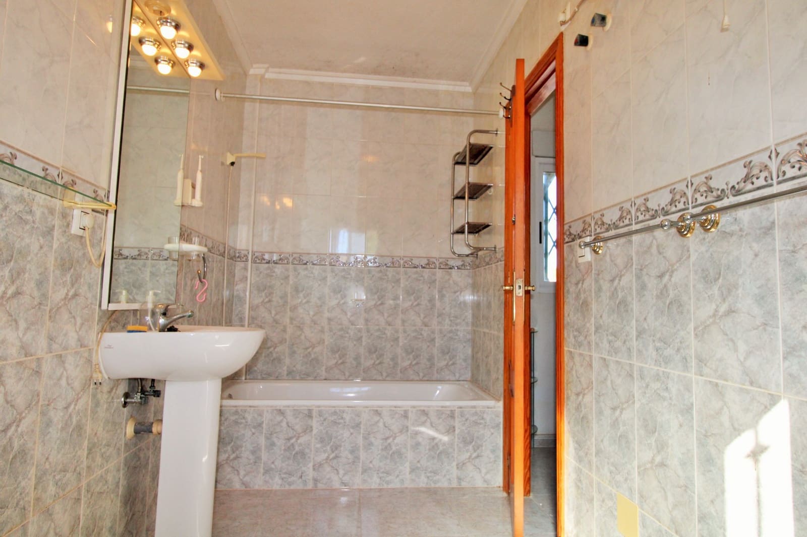 3 bedroom Townhouse for sale in Villamartin with pool - € 249,990 (Ref: 9463721)