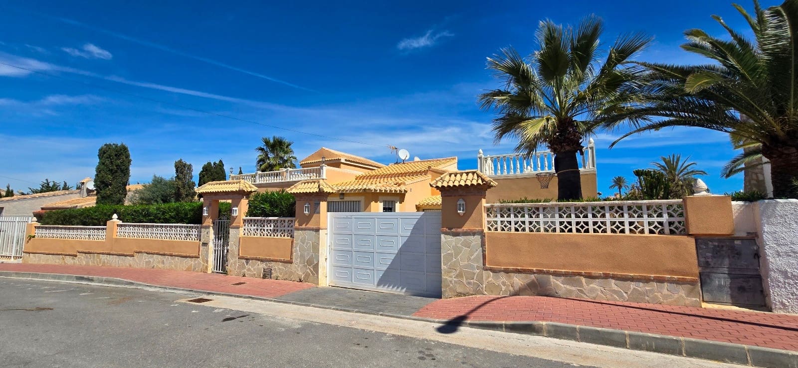 5 soveværelse Villa til salg i El Chaparral med swimmingpool garage - € 595.000 (Ref: 9463722)