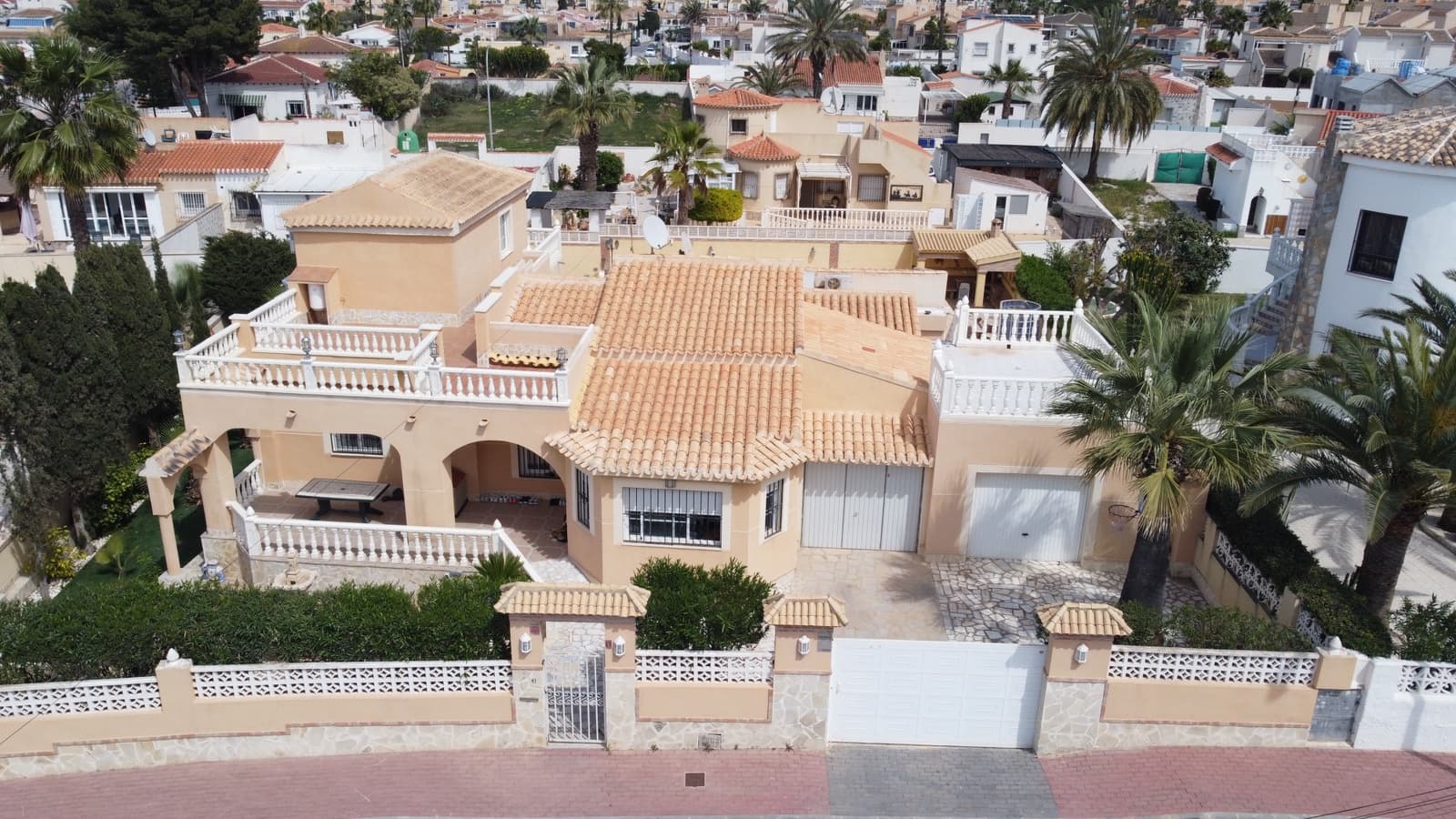 5 bedroom Villa for sale in El Chaparral with pool garage - € 595,000 (Ref: 9463722)
