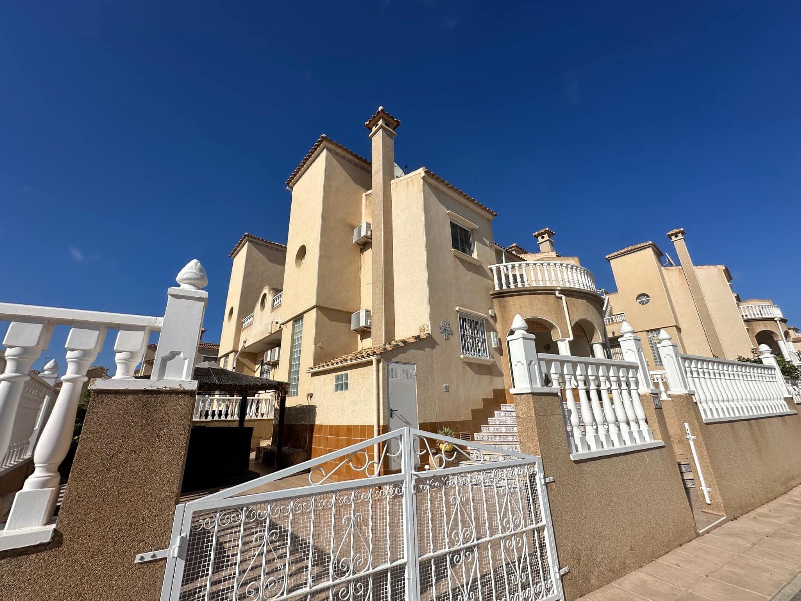 3 bedroom Villa for sale in Villamartin with pool garage - € 259,000 (Ref: 9463754)