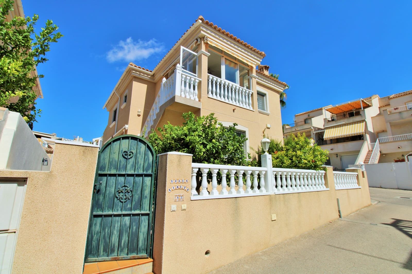 4 soveværelse Villa til salg i Villamartin med swimmingpool - € 379.000 (Ref: 9463766)