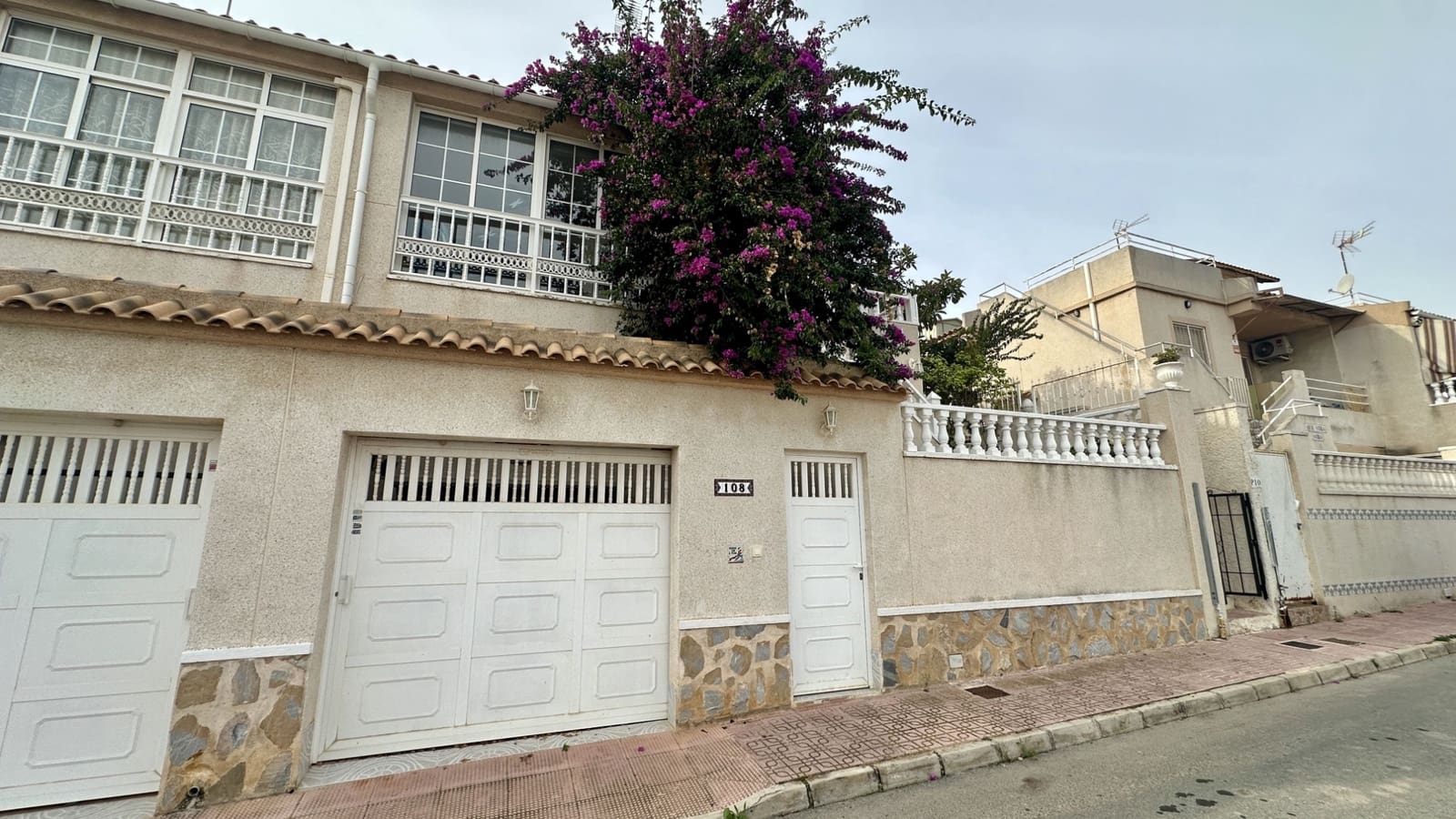 3 bedroom Townhouse for sale in Los Altos with pool garage - € 195,000 (Ref: 9463769)