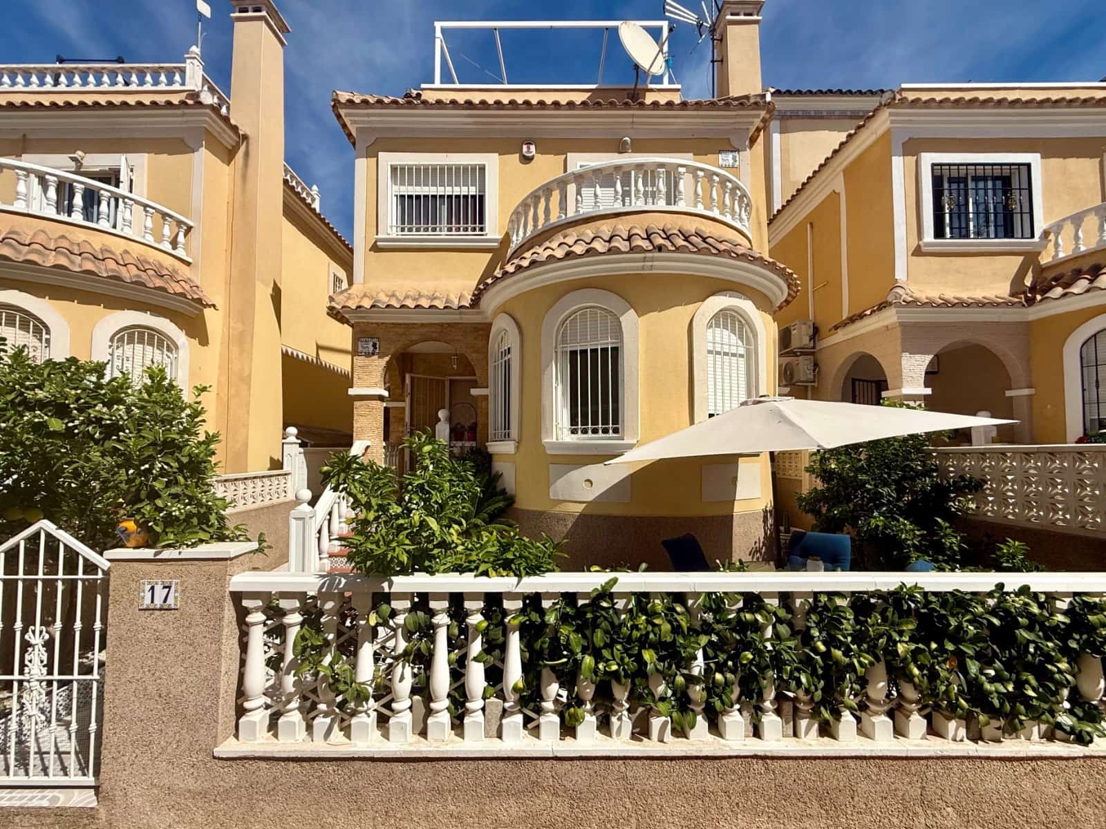 Chalet de 2 habitaciones en Villamartin en venta con piscina - 210.000 € (Ref: 9463772)