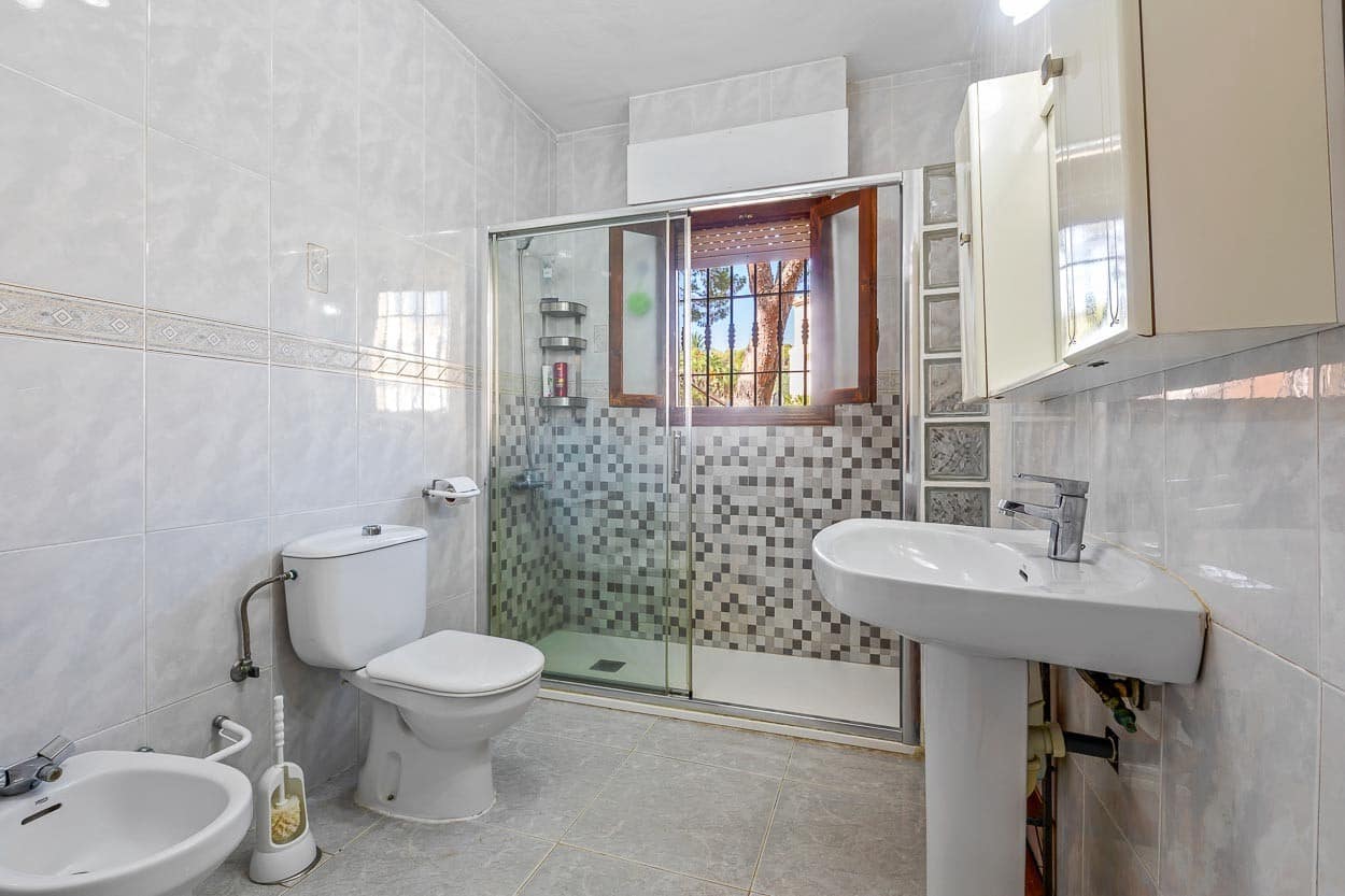 6 quarto Moradia para venda em Villamartin com piscina garagem - 450 000 € (Ref: 9463785)