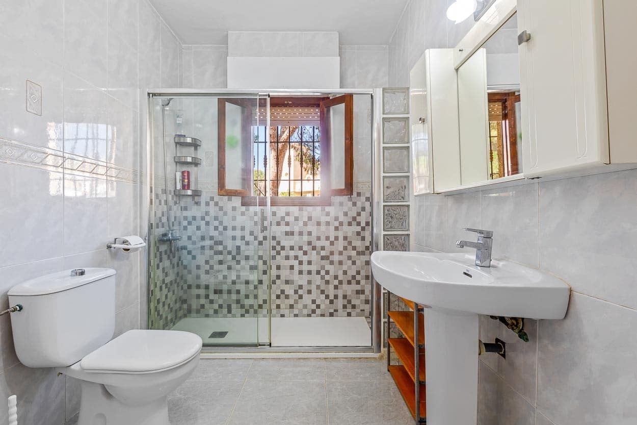 6 quarto Moradia para venda em Villamartin com piscina garagem - 450 000 € (Ref: 9463785)