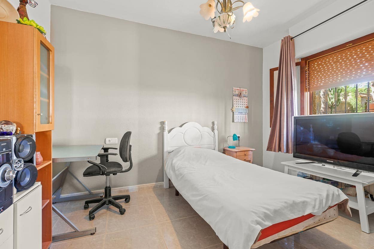 6 quarto Moradia para venda em Villamartin com piscina garagem - 450 000 € (Ref: 9463785)