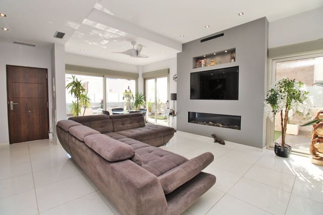 4 soveværelse Villa til salg i Villamartin, Orihuela med swimmingpool - € 477.000 (Ref: 9463790)