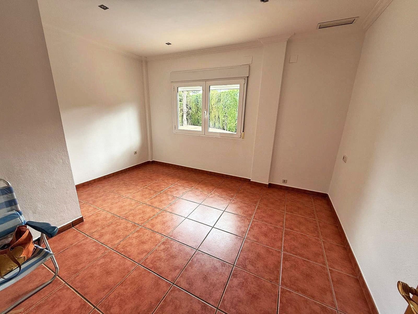 Chalet de 7 habitaciones en Elda en venta con piscina - 399.995 € (Ref: 9463792)