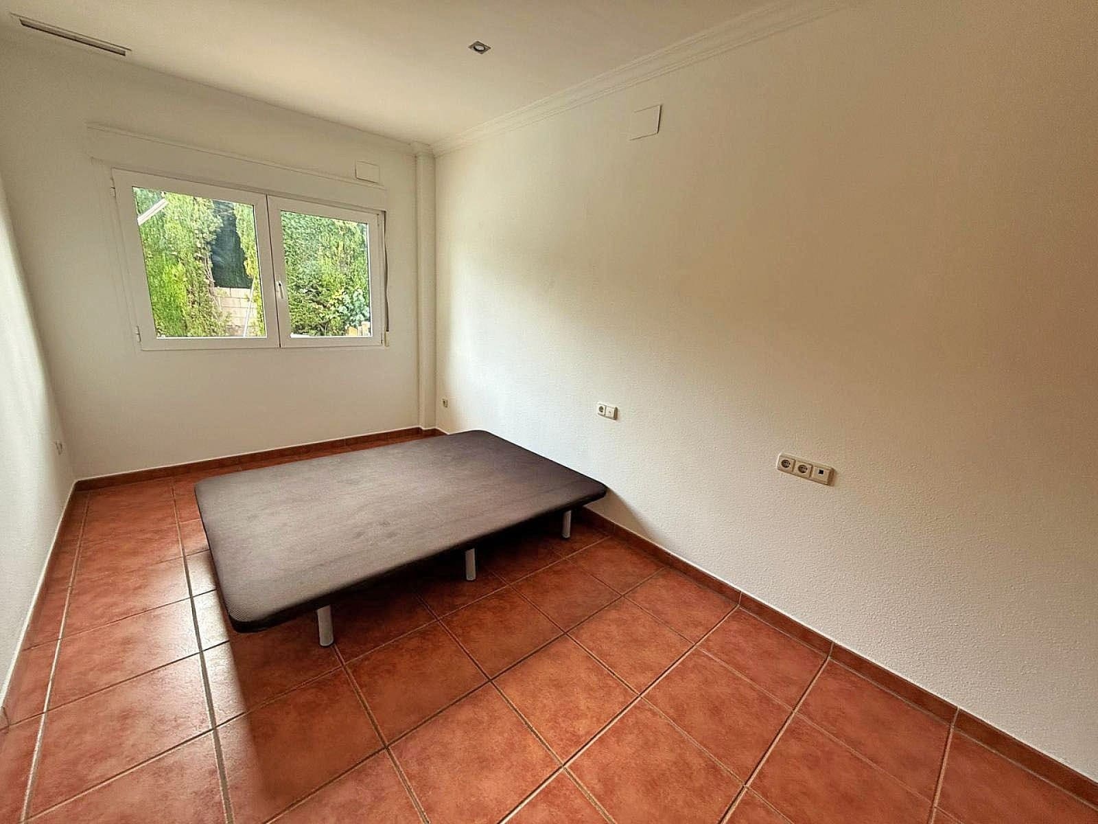 Chalet de 7 habitaciones en Elda en venta con piscina - 399.995 € (Ref: 9463792)